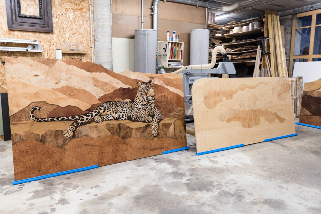 Fabrication d'un panneau de marqueterie bois pour Cartier dans l'atelier de Pierre-Henri Beyssac