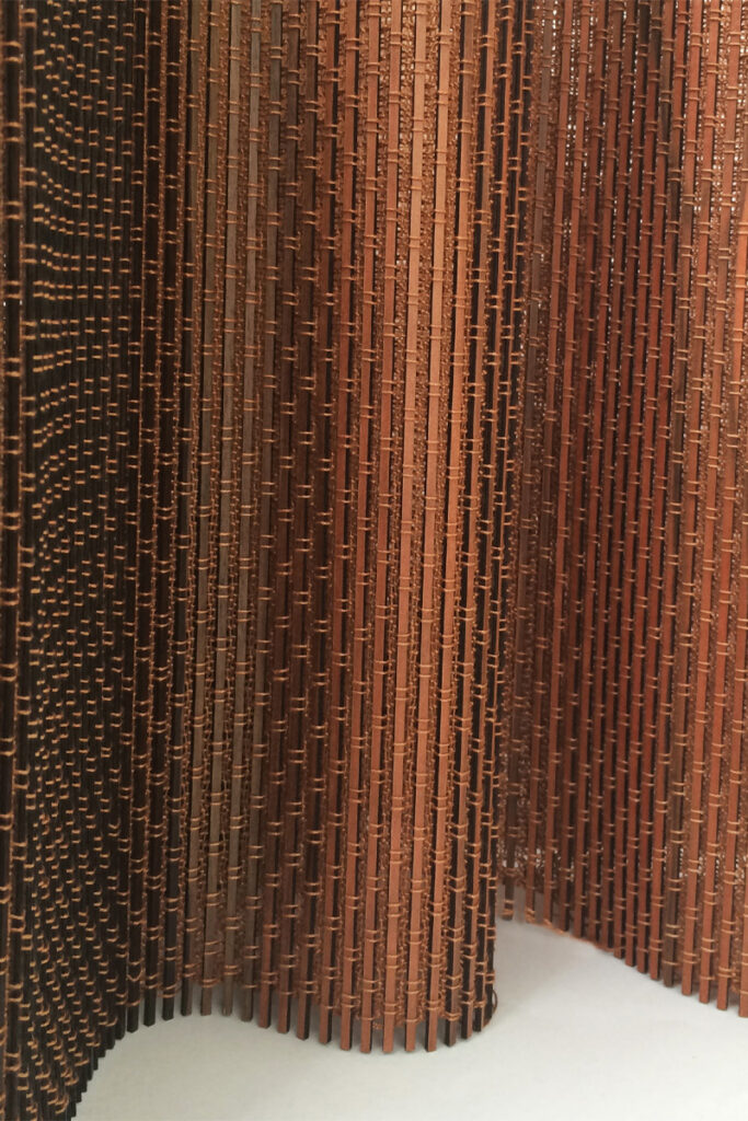 Détail paravent en bois tissé, par Pierre-Henri Beyssac, marqueteur d'excellence, et Stéphanie Lacoste, tisserande fondatrice de l'atelier Curiosité Textile